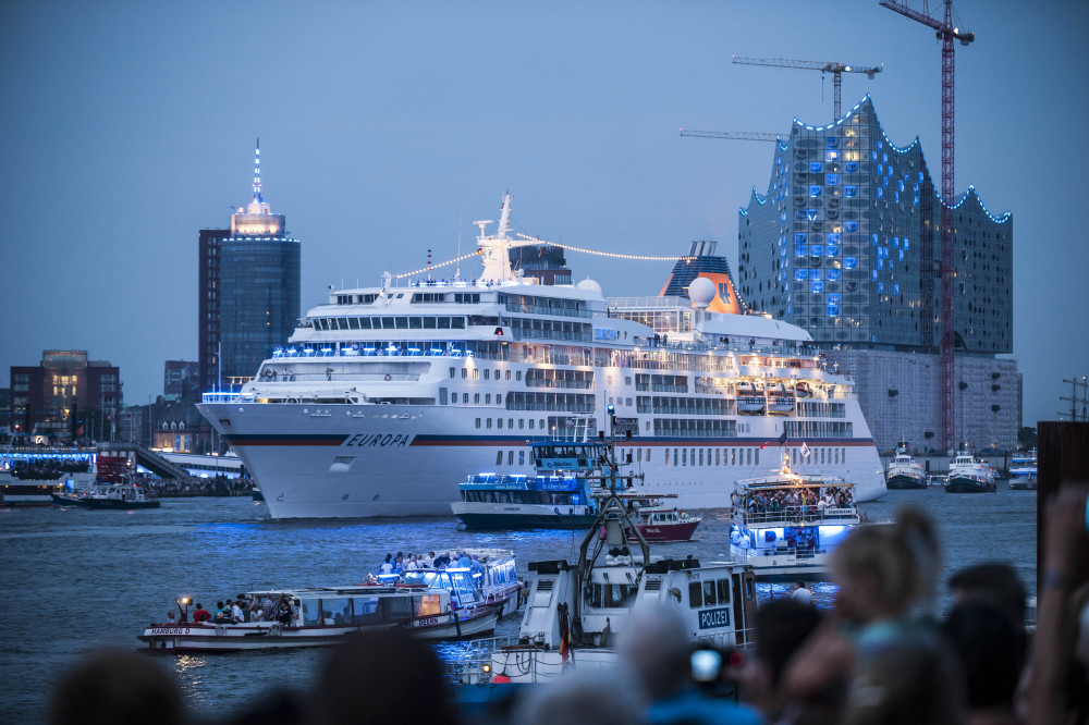 MS EUROPA bei der Auslaufparade der Blauen Stunde während der Hamburg Cruise Days. Foto: Hapag-Lloyd Kreuzfahrten