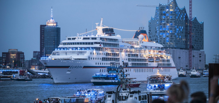 MS EUROPA bei der Auslaufparade der Blauen Stunde während der Hamburg Cruise Days. Foto: Hapag-Lloyd Kreuzfahrten
