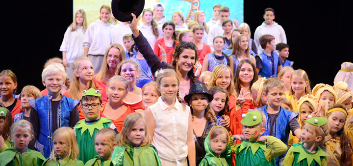 TV-Star Mariella Ahrens spielte beim Kindermusical Farbtasia auf AIDAdiva mit. Foto: AIDA Cruises