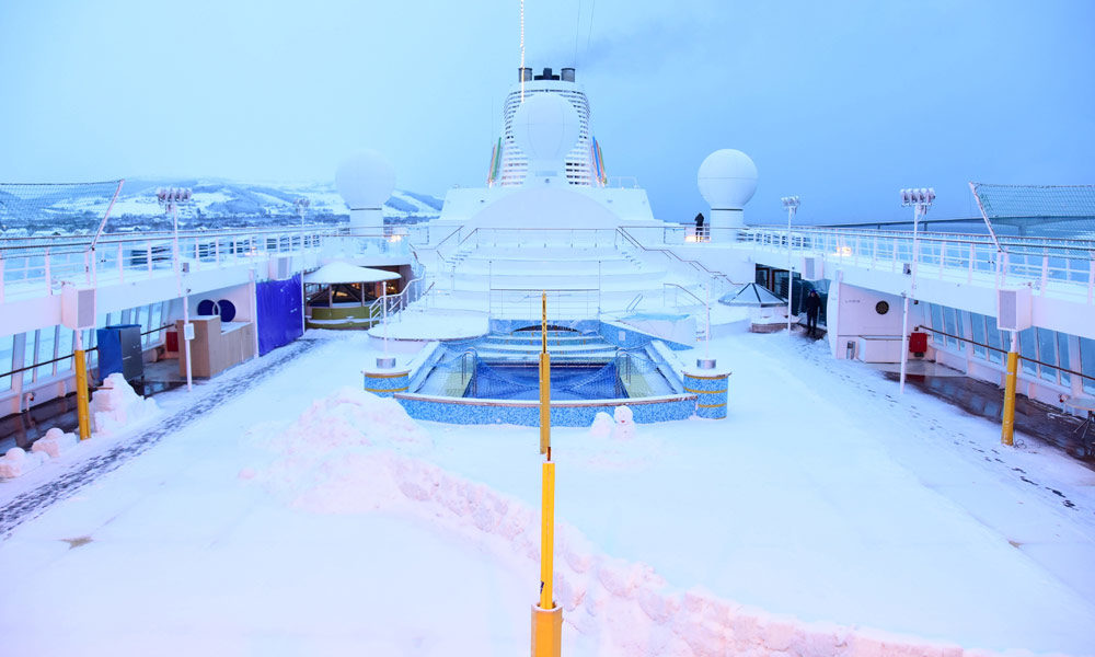 Schnee auf dem AIDA Pooldeck