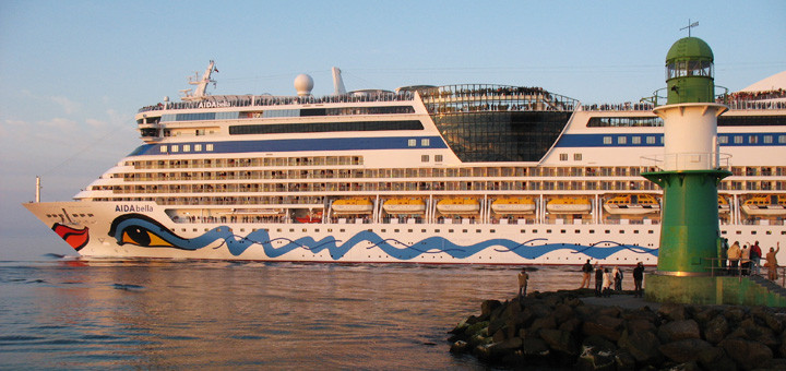 AIDAbella startet zur Ostsee Kreuzfahrt ab Warnemünde. Foto: Martin Schuster / Kreuzfahrtpiraten