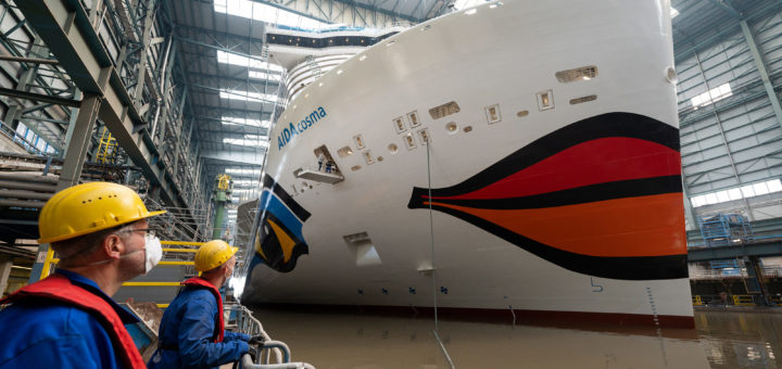 AIDAcosma vor dem Ausdocken