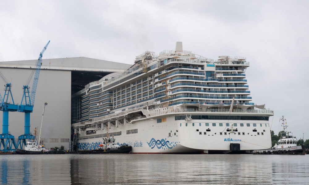 AIDAcosma beim Ausdocken