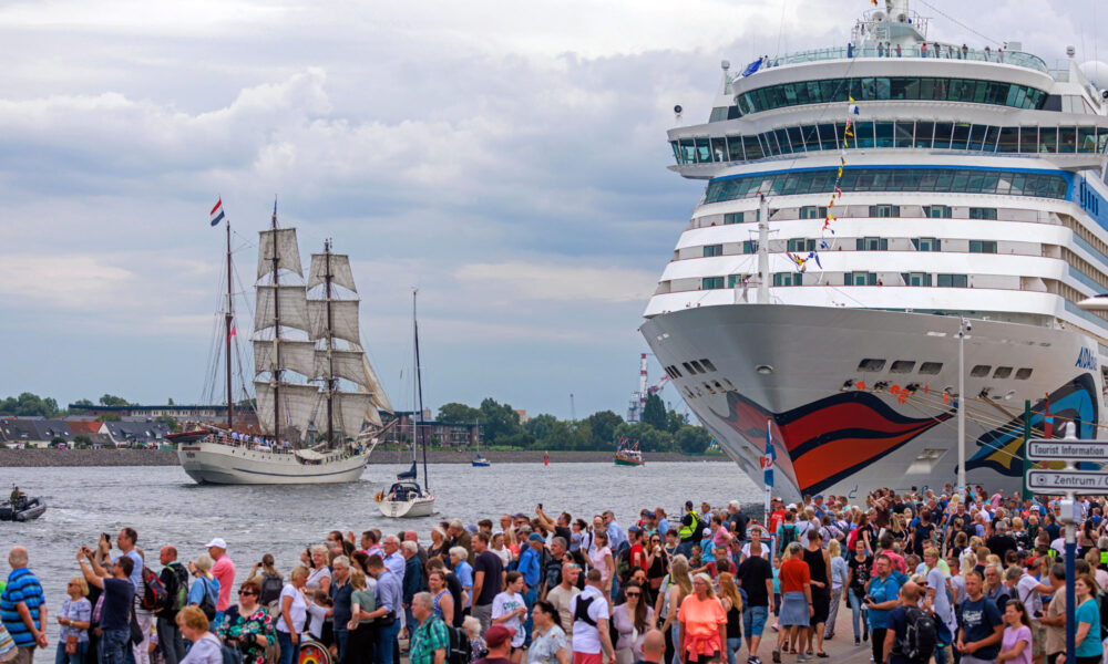 AIDAdiva bei der Hanse Sail in Warnemünde