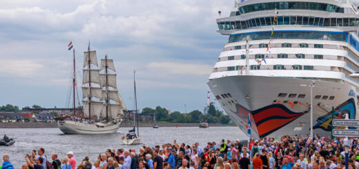 AIDAdiva bei der Hanse Sail in Warnemünde