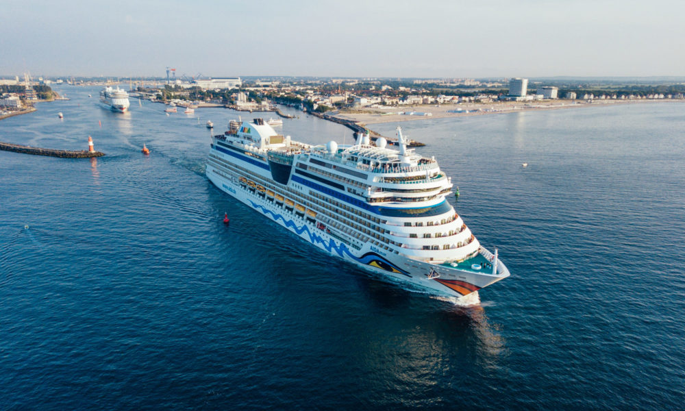 AIDAmar und AIDAbella in Warnemünde. Foto: AIDA Cruises / Felix Gaensicke