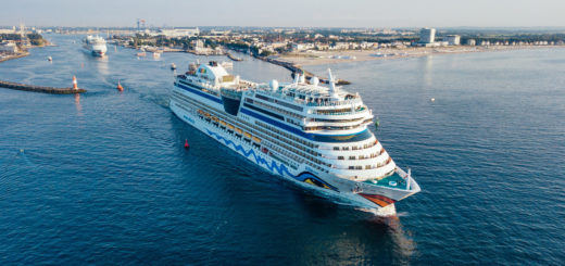 AIDAmar und AIDAbella in Warnemünde. Foto: AIDA Cruises / Felix Gaensicke