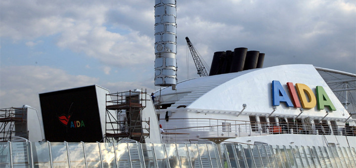 AIDAmar erhielt auf der Werft in Neapel zwei Scrubber zur Abgasnachbehandlung. Foto: AIDA Cruises