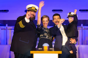 AIDAnova Taufe mit Kapitän und Tauffamilie. Foto: Ulrich Perrey / AIDA Cruises