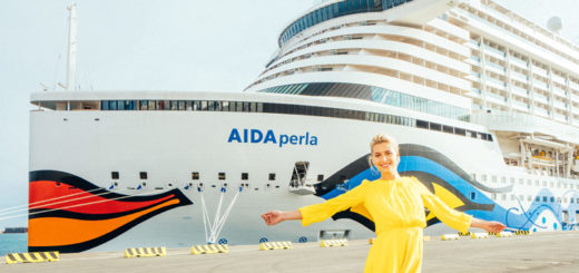 Taufpatin Lena Gercke vor AIDAperla. Foto: Felix Gänsicke / AIDA Cruises