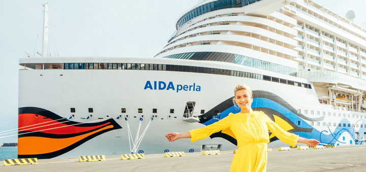 Taufpatin Lena Gercke vor AIDAperla. Foto: Felix Gänsicke / AIDA Cruises