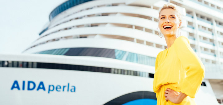 Taufpatin Lena Gercke vor AIDAperla. Foto: Felix Gänsicke / AIDA Cruises