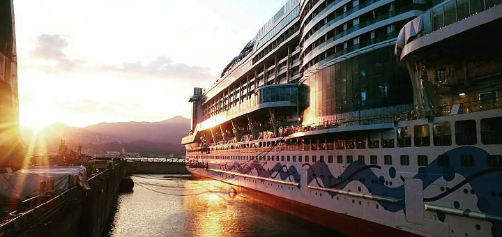 AIDAprima in der Werft in Nagasaki