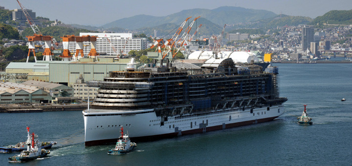 AIDAprima beim Aufschwimmen in Japan. Foto: AIDA Cruises