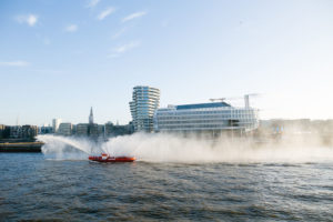 AIDAprima Einfahrt in Hamburg. Foto: Mister & Misses Do / Kreuzfahrtpiraten