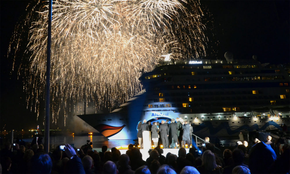 AIDAsol Taufe mit Feuerwerk in Kiel