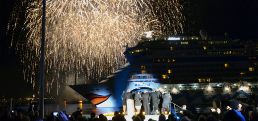 AIDAsol Taufe mit Feuerwerk in Kiel