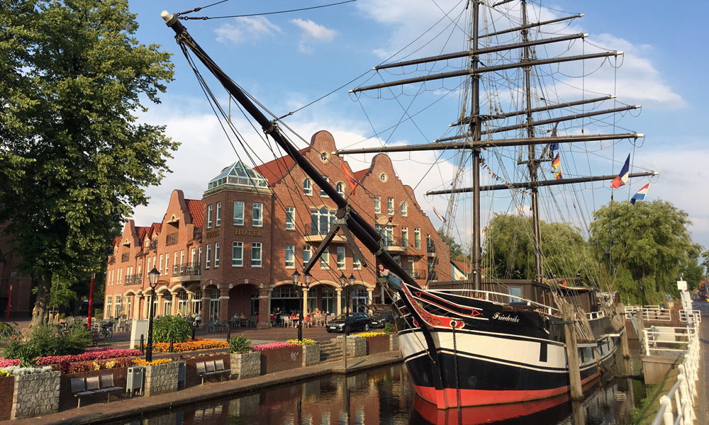 Arkadenhaus und Museumschiff-Friederike von Papenburg