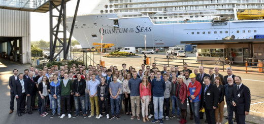 Auszubildende und Studenten auf der Meyer Werft vor der Quantum of the Seas . Foto: Meyer Werft