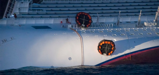 Rettungsinseln und -leitern auf der Backbordseite der verunglückten Costa Concordia. Foto: Rvongher / Wikimedia Commons