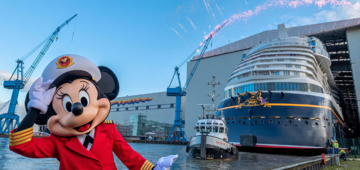 Captain Minnie beim Ausdocken der Disney Wish in Papenburg