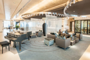 Piano Bar im Atrium auf der EUROPA 2. Foto: Hapag-Lloyd Cruises