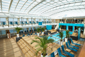 Pooldeck auf EUROPA 2. Foto: Hapag-Lloyd Cruises