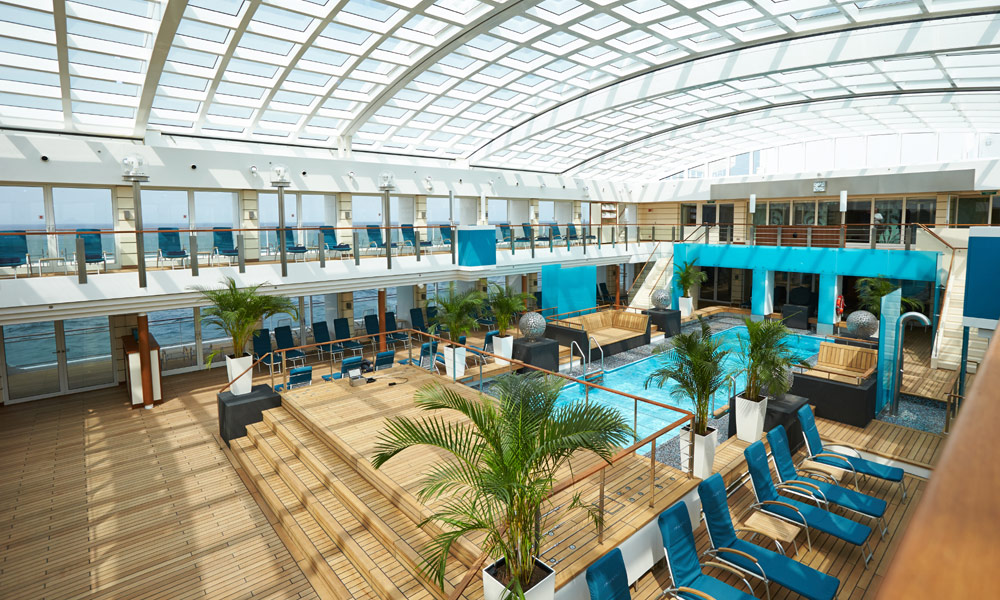 Pooldeck auf EUROPA 2. Foto: Hapag-Lloyd Cruises