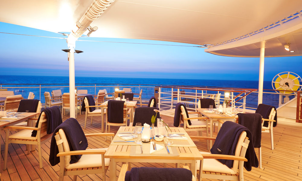Yacht-Club-Terasse auf EUROPA 2. Foto: Hapag-Lloyd Cruises