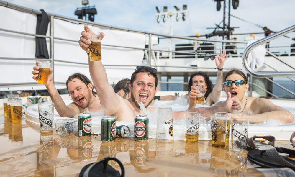 Full Metal Cruise: Bier im Pool. Foto: TUI Cruises
