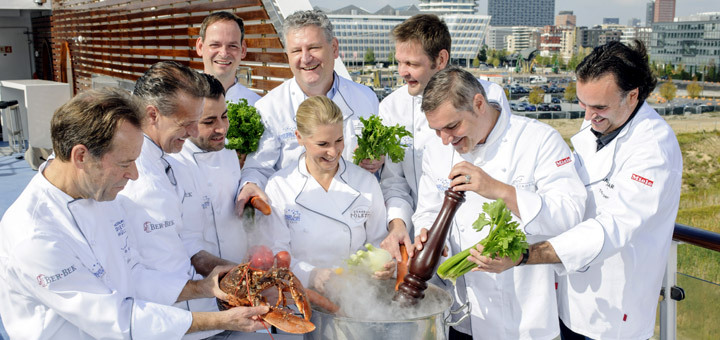 Die teilnehmenden Köche der Hamburger Gourmetnacht an Bord von MS EUROPA. Foto: Hapag-Lloyd Kreuzfahrten