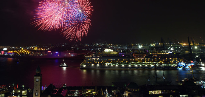Hamburger Hafengeburtstag mit Feuerwerk