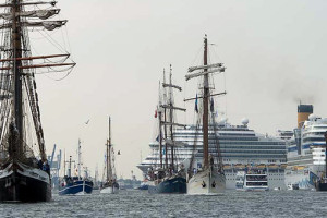 Traditionssegler treffen auf Kreuzfahrtschiffe. Foto: Archiv Hanse Sail