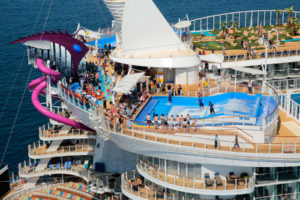 Pooldeck und FlowRider auf der Harmony of the Seas