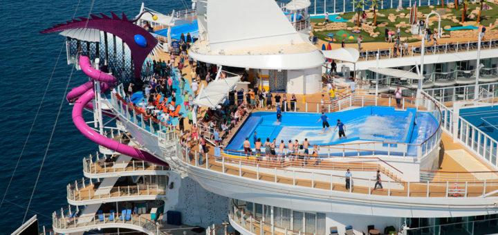 Pooldeck und FlowRider auf der Harmony of the Seas. Foto: Royal Caribbean International