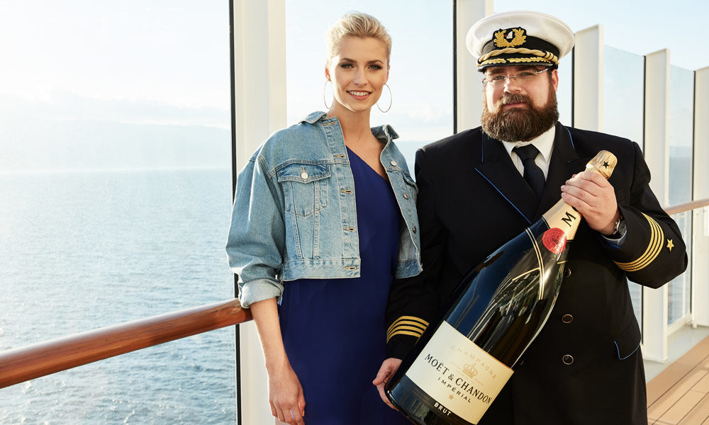 Taufpatin Lena Gercke und Kapitän Boris Becker auf AIDAperla. Foto: AIDA Cruises