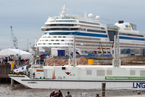 AIDAsol wird in Hamburg mit Strom aus LNG Hybrid Barge beliefert. Foto: AIDA Cruises