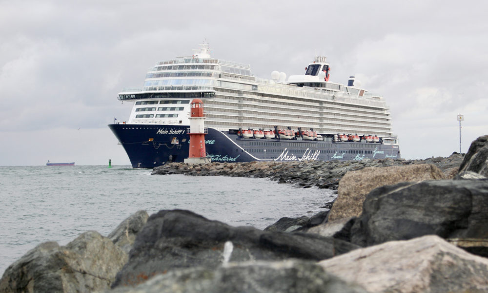 Erstanlauf der Mein Schiff 1 in Warnemünde