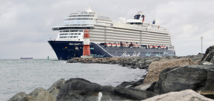 Erstanlauf der Mein Schiff 1 in Warnemünde