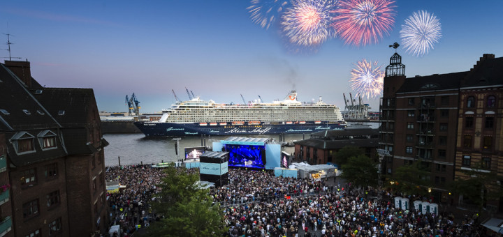 Fischmarkt: Feuerwerk über der Bühne und der Mein Schiff 3. Foto: TUI Cruises