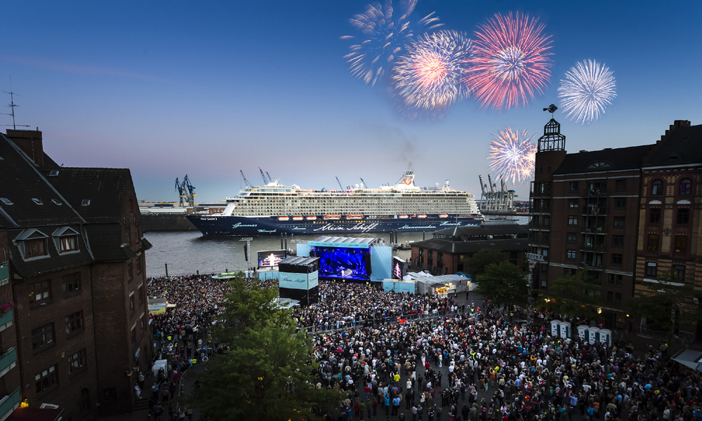 Fischmarkt: Feuerwerk über der Bühne und der Mein Schiff 3. Foto: TUI Cruises