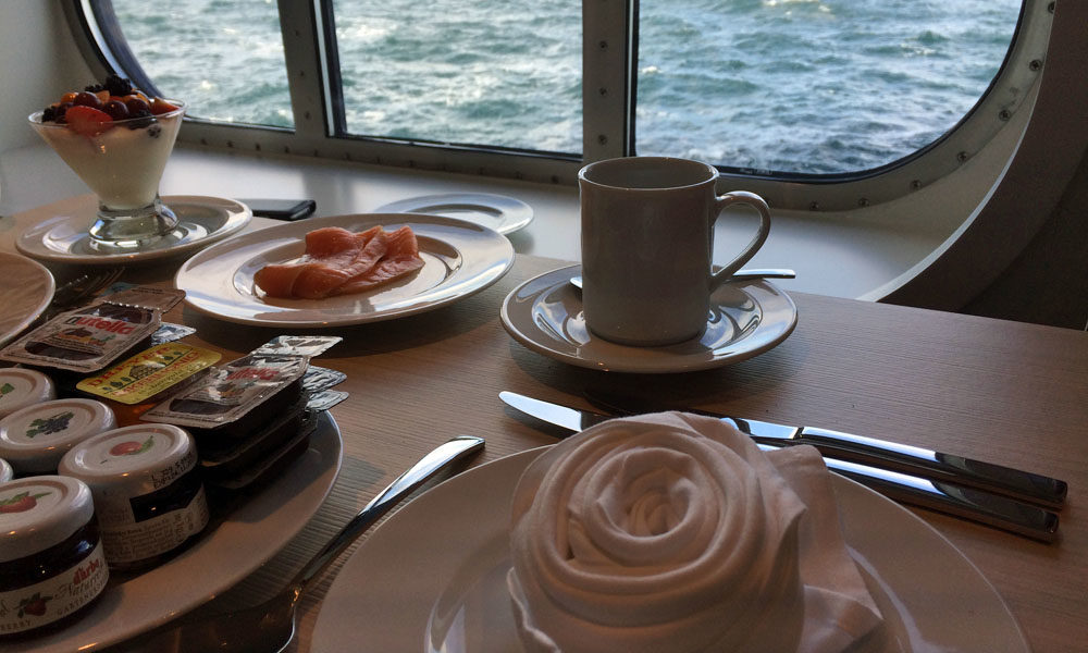Mein Schiff 5 Frühstück im Atlantik
