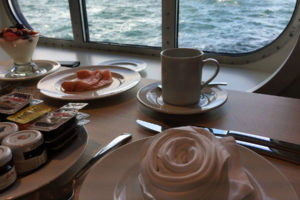 Mein Schiff 5 Frühstück im Atlantik