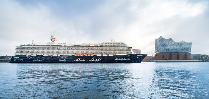 Mein Schiff 5 vor der Elbphilharmonie in Hamburg. Foto: TUI Cruises