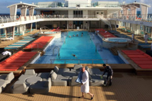 25-Meter Pool auf der Mein Schiff 5