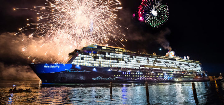 Mein Schiff 5 Taufe mit Feuerwerk. Foto: TUI Cruises