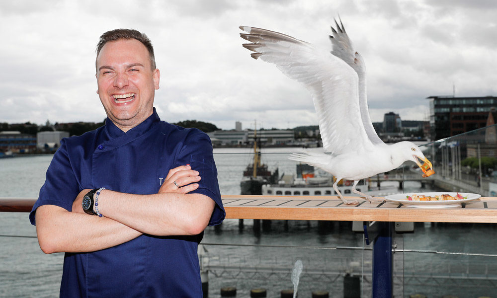 Sternekoch Tim Raue an Bord der Mein Schiff 5. Foto: Franziska Krug / TUI Cruises