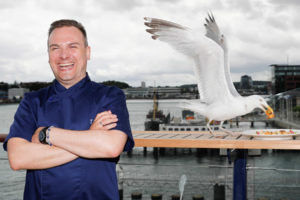 Sternekoch Tim Raue an Bord der Mein Schiff 5. Foto: Franziska Krug / TUI Cruises