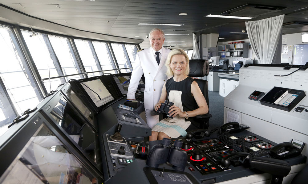 Kapitän Kjell Holm und Taufpatin Iveta Apkalna bei der Taufe der Mein Schiff 6 in Hamburg. Foto: TUI Cruises