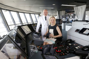 Kapitän Kjell Holm und Taufpatin Iveta Apkalna bei der Taufe der Mein Schiff 6 in Hamburg. Foto: TUI Cruises